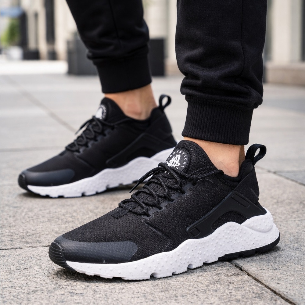 Nike Air Huarache Running Shoes Black with White Size 10 - Like New!